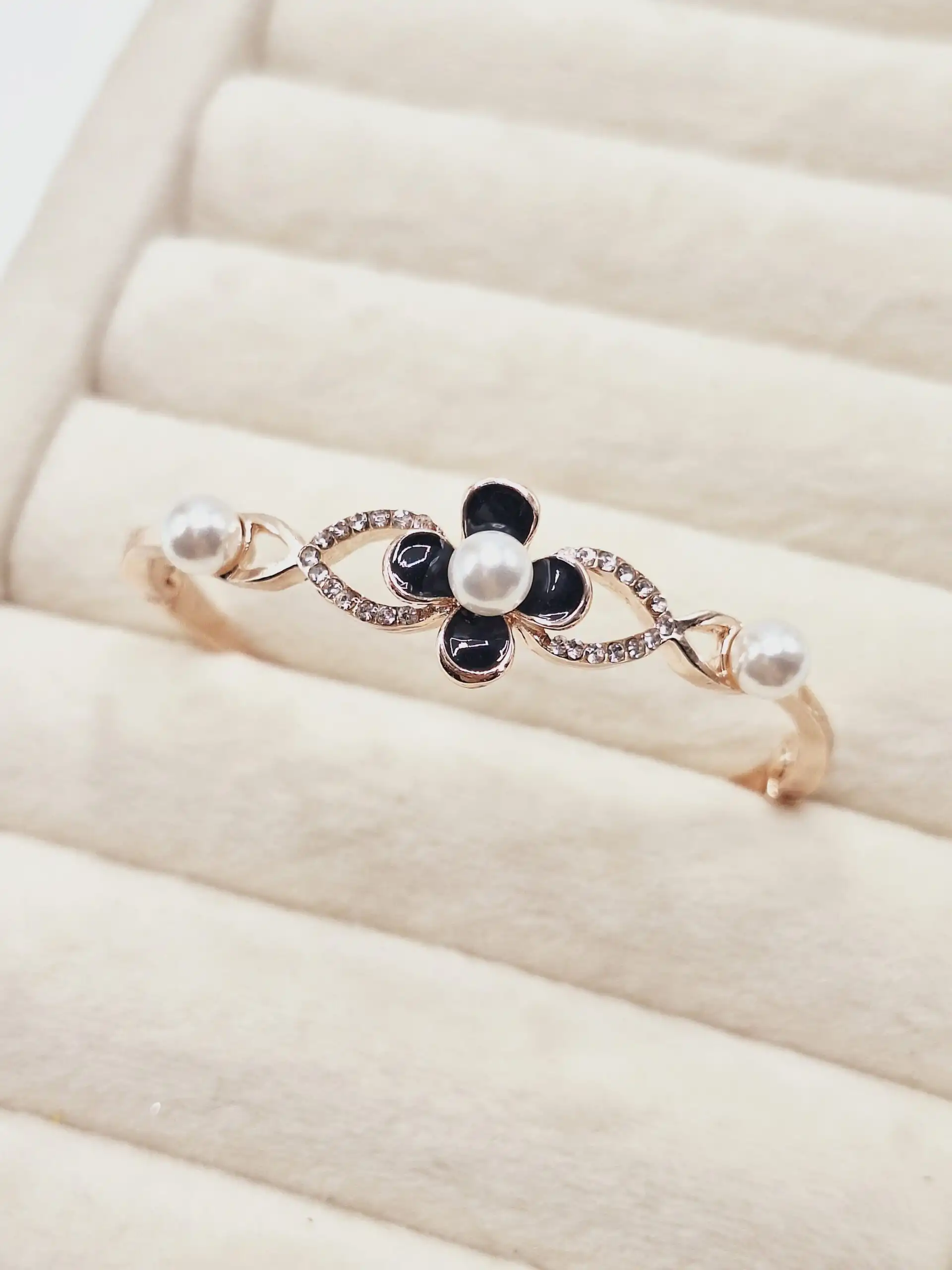 دستبند دخترانه گل مرواریدی طلایی