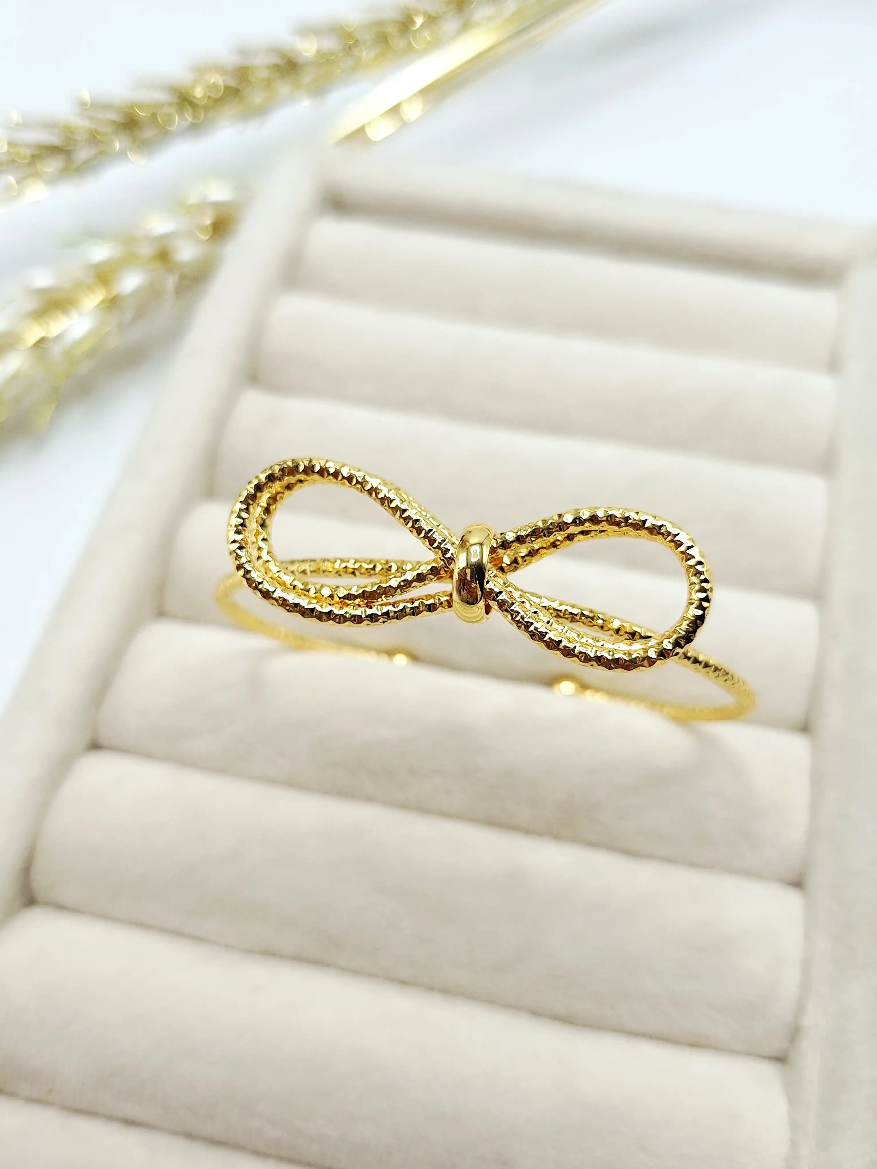 بنگل طرح پایپون رنگ طلایی